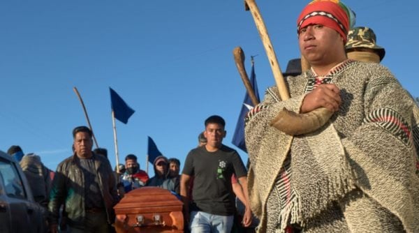 Nación Mapuche. Comunicado familia Llempi Machacan «…nuestro hijo falleció dentro del patio de nuestra casa, asesinado cobardemente por infantes de marina…»