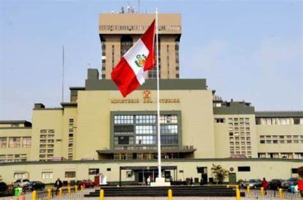 Perú. Expectativa por designación de nuevo ministro de Defensa