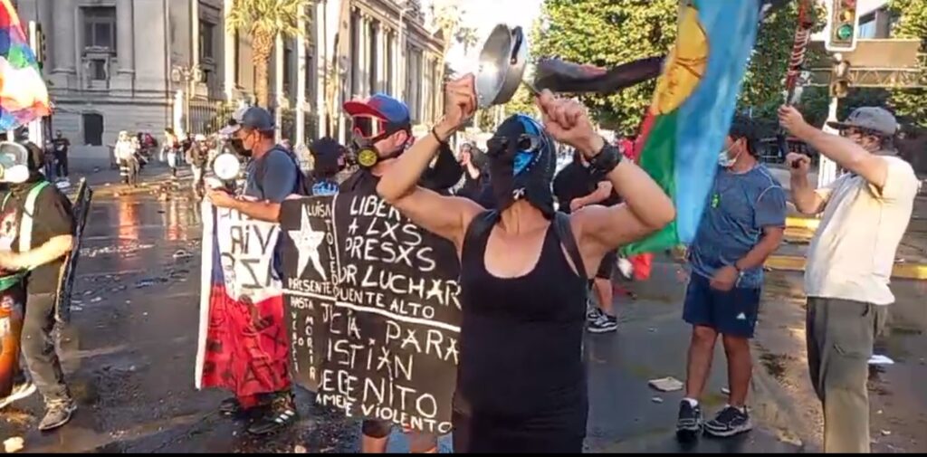 Chile. Nuevas movilizaciones en la Plaza de la Dignidad reivindicando la Revuelta y libertad a lxs presxs (videos)