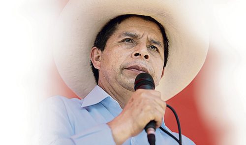 Perú. Grupos de ultra derecha agredieron a ex candidato a presidente / Marcharon miles para repudiar a quienes desde el Congreso quieren  vacar a Pedro Castillo