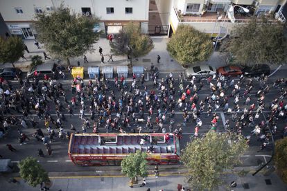 Miles de personas a su paso por la avenida principal de Cádiz este pasado martes.