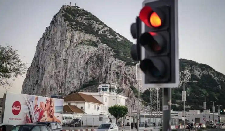 Con el 100 por 100 de la población vacunada Gibraltar suspende las fiestas de Navidad