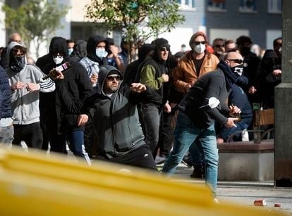 Trabajadores lanzan botellas a la policía, este martes en Cádiz. 
