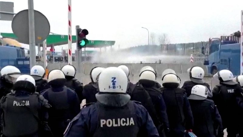 Guardias fronterizos de Polonia disparan gases lacrimógenos y cañones de agua contra solicitantes de asilo