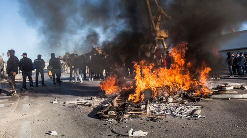 Masivo respaldo en Cádiz a la huelga del sector del metal con barricadas y cortes de carreteras