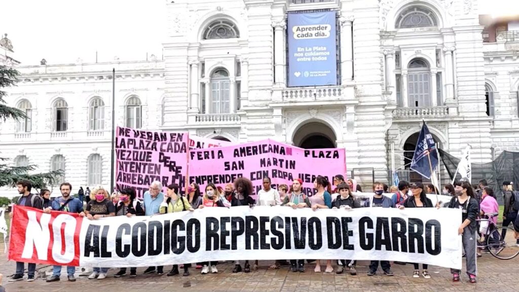 Argentina. Reprimen a manifestantes de Coordinadora Barrial Resistencia en La Plata