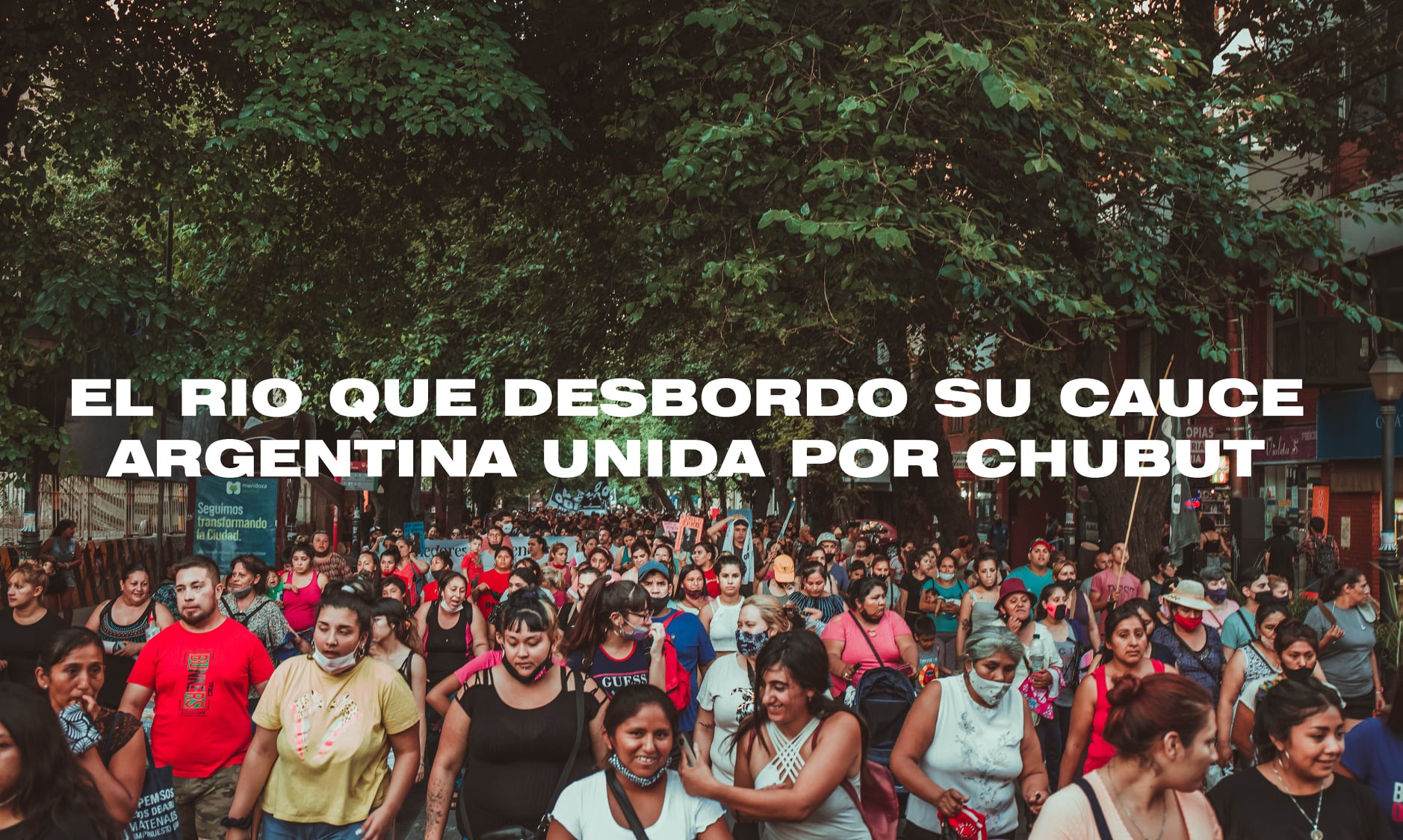 Puede ser una imagen de una o varias personas, personas de pie, al aire libre y texto que dice "EL RIO QUE DESBORDO SU CAUCE ARGENTINA UNIDA POR CHUBUT Seguimos PEMSOS"
