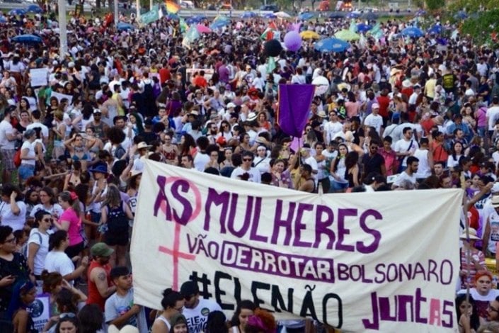 Mujeres en las calles contra Bolsonaro en Brasil