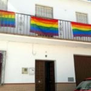 Estado Español. Villanueva de Algaidas se inunda de banderas LGTBI