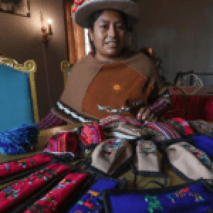 Bolivia. Mujeres indígenas bordan y confeccionan tapabocas con motivos andinos (video)