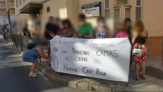 Concentración por el cierre del Hospital de la Cruz Roja – La otra Andalucía