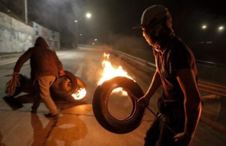 Chile. Valparaíso iluminado por las barricadas de fuego en la protesta contra Piñera (fotoreportaje)