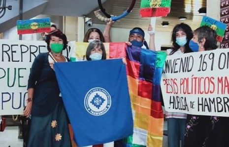 Estados Español. Manifestantes ingresan al Consulado de Chile en Madrid en apoyo los Presos Políticos Mapuche en huelga de hambre