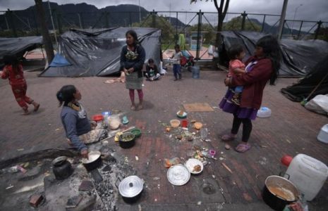 Colombia. Falsas promesas para los indígenas Embera Chamí y Katío que llevan 26 días acampando en el centro de Bogotá