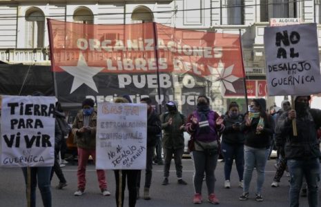 Argentina. Marcharon a la Casa de la Provincia de Buenos Aires exigiendo que no haya desalojo en la recuperación de tierras en Guernica  (fotos+video)