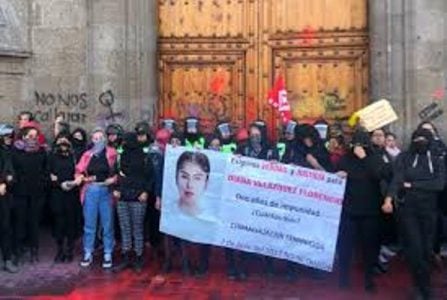 México. Madre de víctima de feminicidio levanta plantón