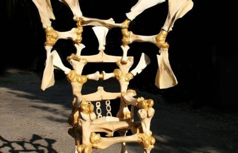 Cultura. Escultura hecha de huesos denuncia actitud genocida del presidente brasileño en París