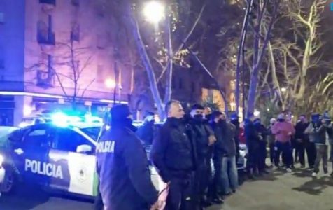 Argentina. Insólito: En vez de sancionar a los policías que protestaron frente a la casa del Gobernador bonaerense, les aumentaron los sueldos