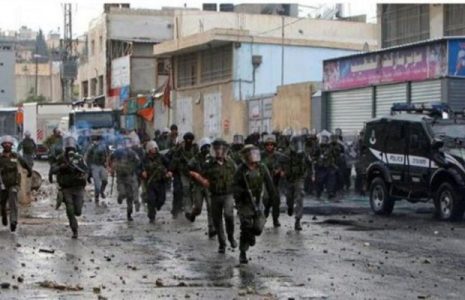 Palestina. Fuerzas israelíes  irrumpen en el campamento de refugiados palestinos de Shuafat en Jerusalén  lanzando gran cantidad de bombas lacrimógenas