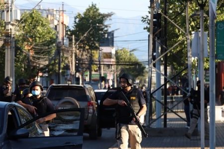 Chile. Manifestantes atacaron comisaría de carabineros que tenían órden de «usar armas de fuego»