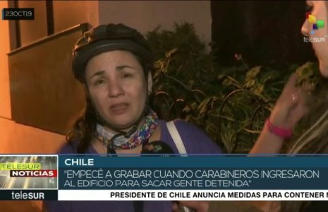 Chile. Carabineros detuvieron con violencia a la corresponsal extranjera Claudia Aranda, del medio Pressenza