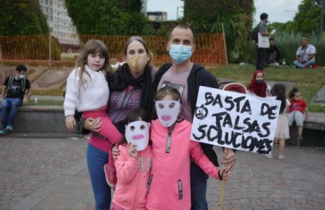 Argentina. Rebeldía y creatividad juvenil contra el acuerdo del gobierno para traer mega granjas de porcinos (fotos+videos)