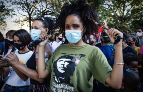 Cuba. Frente a una nueva campaña mediática de desestabilización el habanero parque Trillo vibró en defensa de la Revolución (videos+fotos)