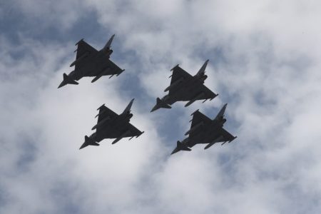 Sevilla: El vuelo rasante de tres aviones del Ejército español atemoriza a la población