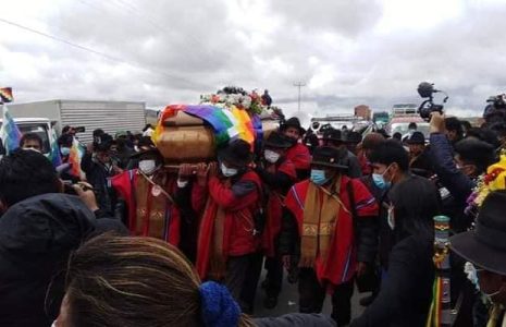Bolivia. Wiphalas con crespones negros flameaban en el último adiós al Comandante de los Ponchos Rojos, Felipe Quispe, en Ajaria Grande