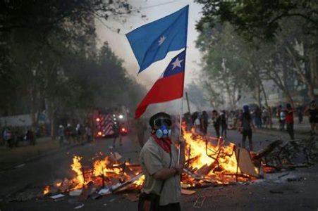 Chile. Viernes de revuelta en la Plaza de la Dignidad: manifestantes, corridas, gases y mucha resistencia (videos)
