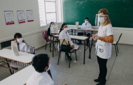 Argentina. El regreso a las clases presenciales está marcado por la disputa política / Denuncian incumplimiento de protocolos