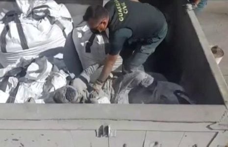 Estado Español. Rescatado en el puerto de Melilla un inmigrante enterrado dentro de un saco de cenizas tóxicas