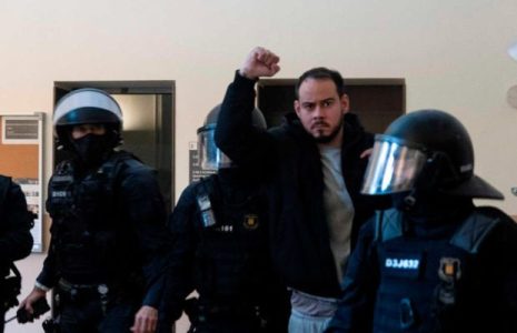 Estado español. Diego Herchhoren, abogado de Pablo Hasél: «La prisión ha amenazado con trasladarlo si no colabora»