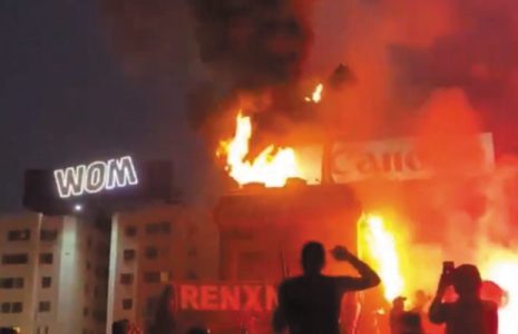 Chile. Grandes movilizaciones contra Piñera / Fuerte represión y gran resistencia / Manifestantes incendiaron en Plaza de la Dignidad la estatua del general Baquedano (videos)