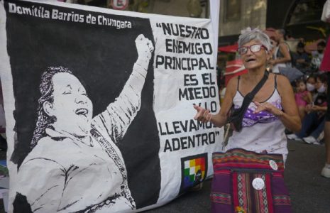 Argentina. 8M: Acto político-cultural frente al Congreso homenajeó a mujeres luchadoras de todo el mundo/ Organizó el Espacio de Género de la OLP-RL y el Frente Cultural Che Adelita