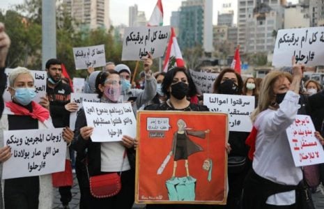 Líbano. En el Día de la Madre decenas de mujeres protestan contra el gobierno