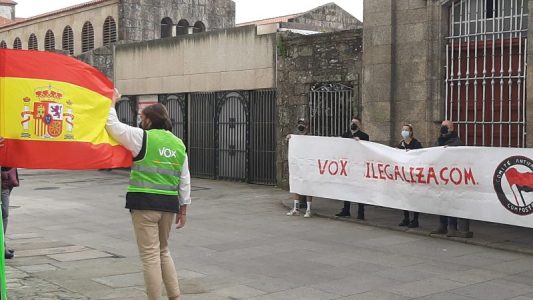 (Galiza) Antifascistas piden la ilegalización de la ultraderecha ante una carpa de Vox en Compostela