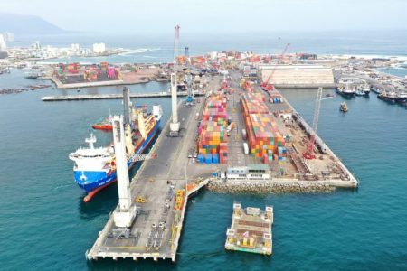 Estibadores amenazan con el bloqueo mundial de cargas portuarias de Chile al gobierno de Piñera por su carácter autoritario