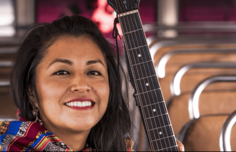 Cultura. Aurora Nohemí, cantautora maya k’iche’, escribe, canta y diseña para no olvidar