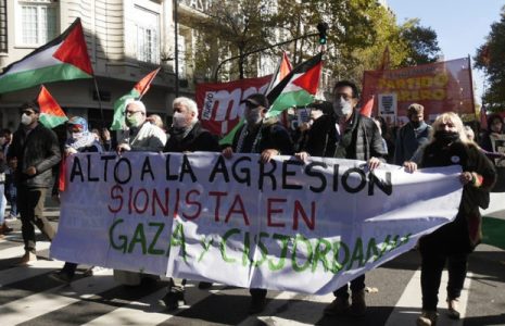 Argentina. Organizaciones sociales y políticas marcharon a la embajada israelí y repudiaron los crímenes sionistas contra Palestina ocupada (fotos y videos)