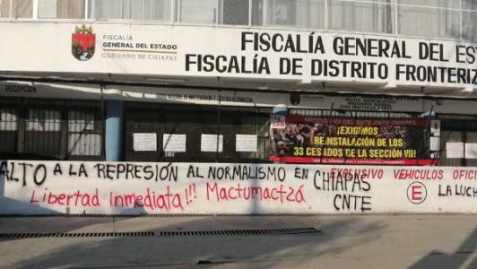 México. Madres y padres de los 43 condenan represión a normalistas de Mactumactzá