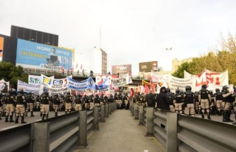 Argentina. A pesar del intento represivo, se impuso un fuerte corte de ocupadxs y desocupadxs sobre el Puente Pueyrredón