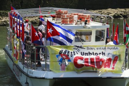Euskal Herria. Barco solidario en Ría de Bilbao: «Biden,  ¡Desbloquea a Cuba!» (fotos)
