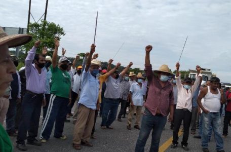 México. Más de 400 indígenas bloquean carretera transístmica en Oaxaca