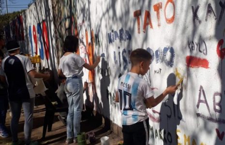 Argentina. Actividad del Frente Cultural Che Adelita en Córdoba, con motivo del aniversario de la Independencia /Mural y música con las infancias