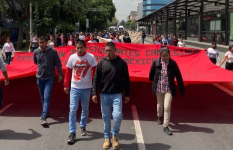 México. Marchan estudiantes en defensa del normalismo rural
