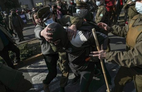 Chile. Grupos de fascistas atacaron la Embajada de Cuba hiriendo a varios integrantes del Movimiento de Solidaridad