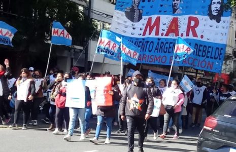 Argentina. En otra marcha de solidaridad con Cuba, miles de manifestantes de izquierda llegaron hasta la Embajada en la Capital