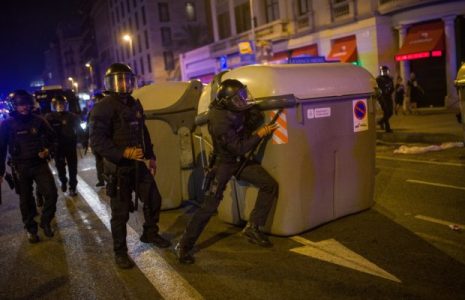 Catalunya. Los Comités de Defensa de la República recuerdan el referendum del 1-O enfrentando la represión policial en el centro de Barcelona