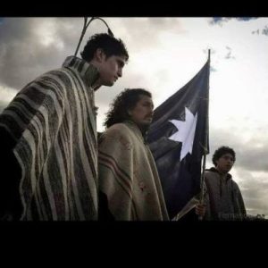 Nación Mapuche. Acción represiva del equipo de operaciones especiales de carabineros, ingresando a las casas y deteniendo a los  Weichafes Matías Ancalaf, Heriberto Ancalaf, y el Werken Victor Ancalaf